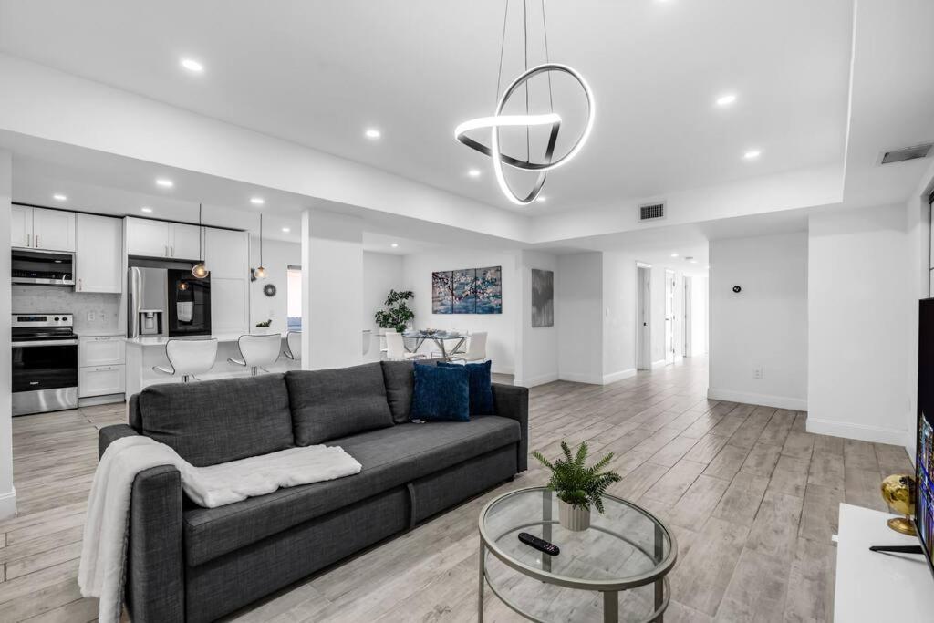 Villa Family With Luxurious Pool For 12 People Miami