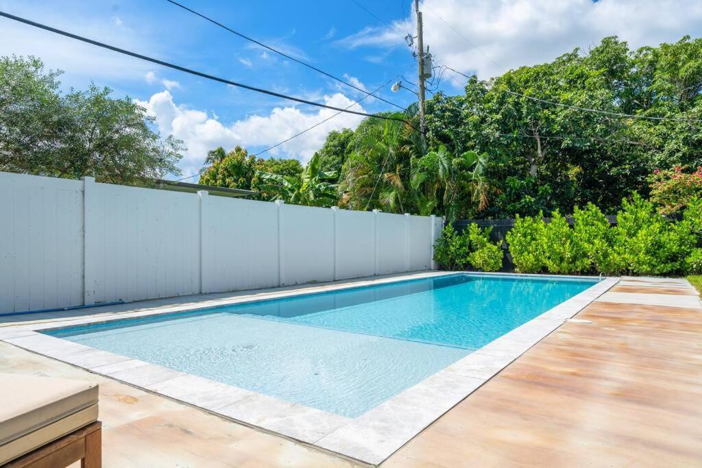 Family With Luxurious Pool For 12 People