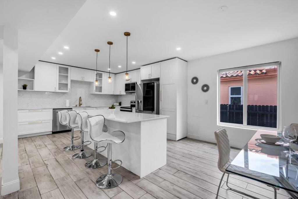 Family With Luxurious Pool For 12 People Miami