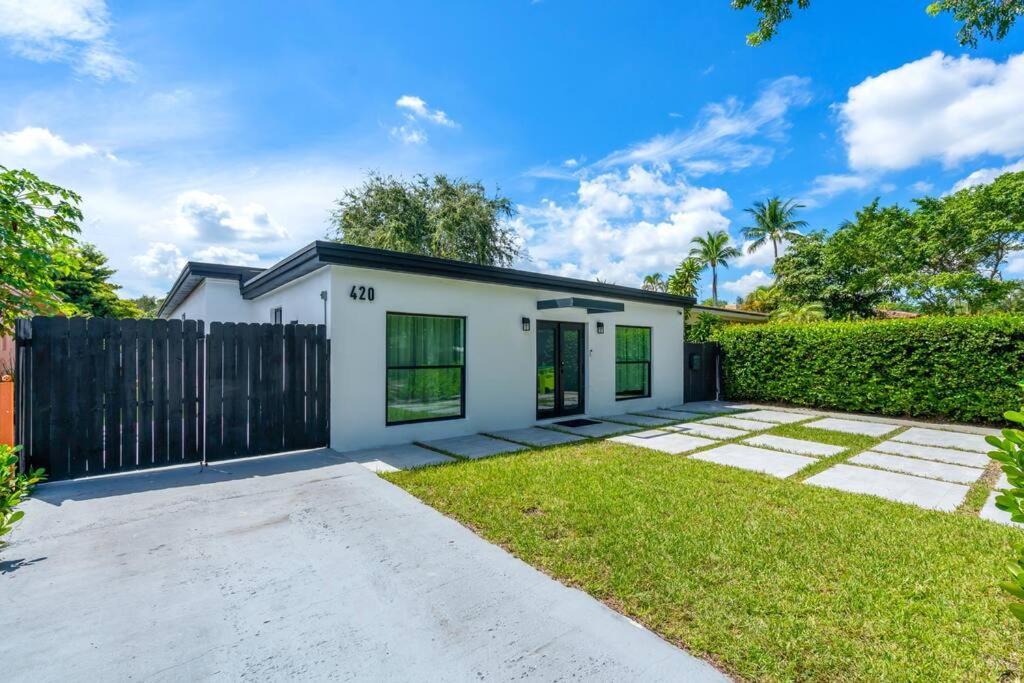 Family With Luxurious Pool For 12 People Miami