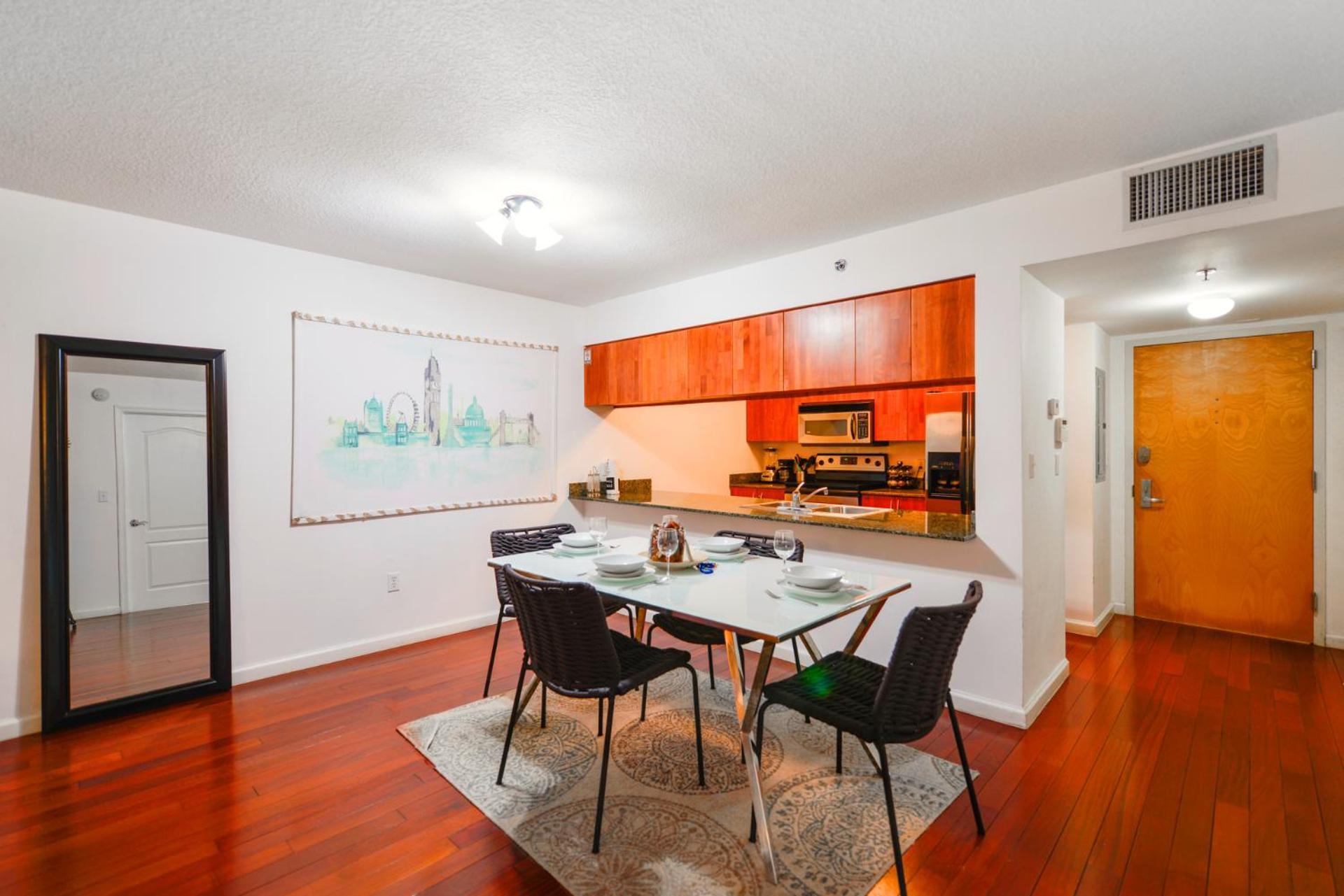 On Top! On 31st Floor W Cozy Amenities Apartment *