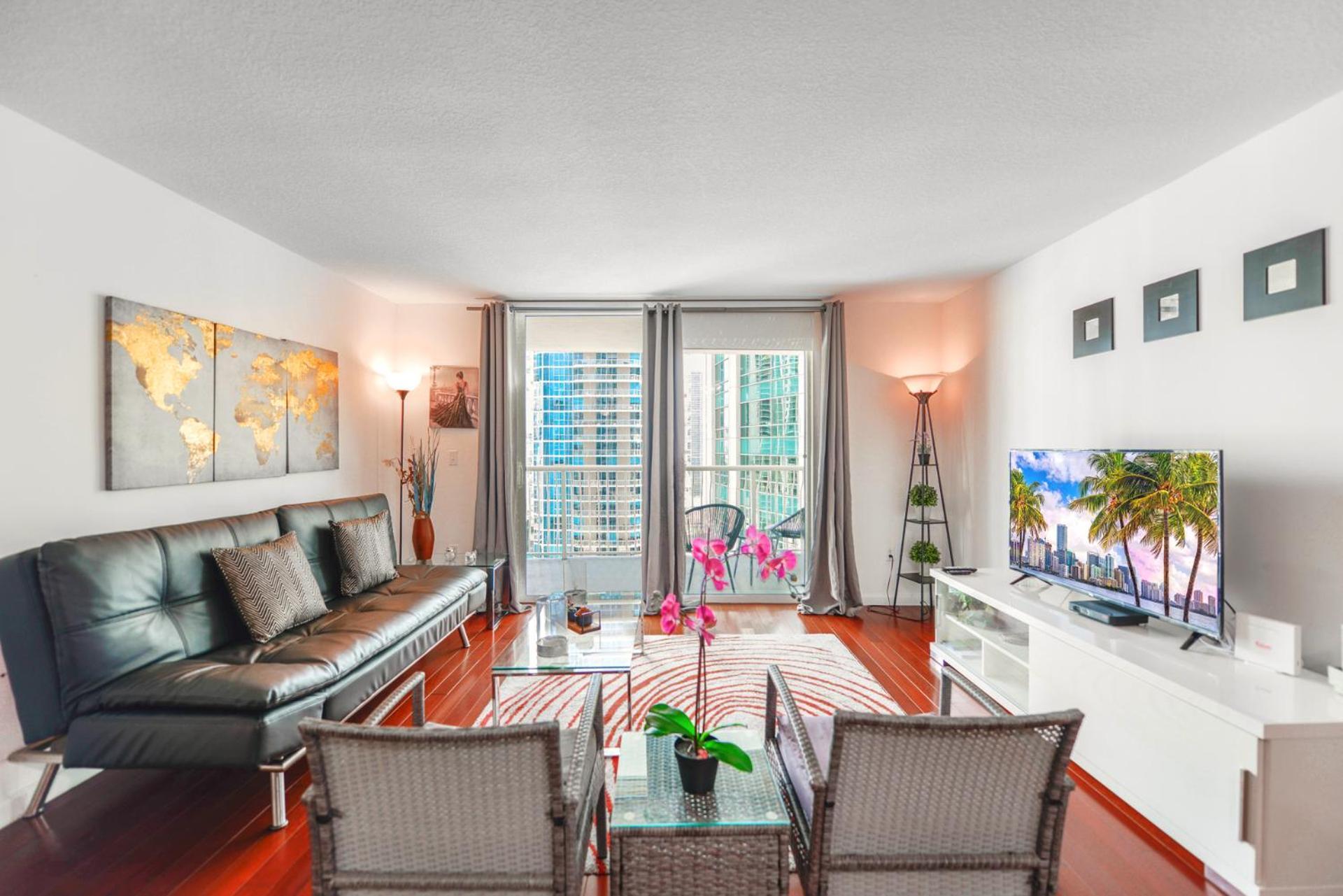 Apartment On Top! On 31st Floor W Cozy Amenities *