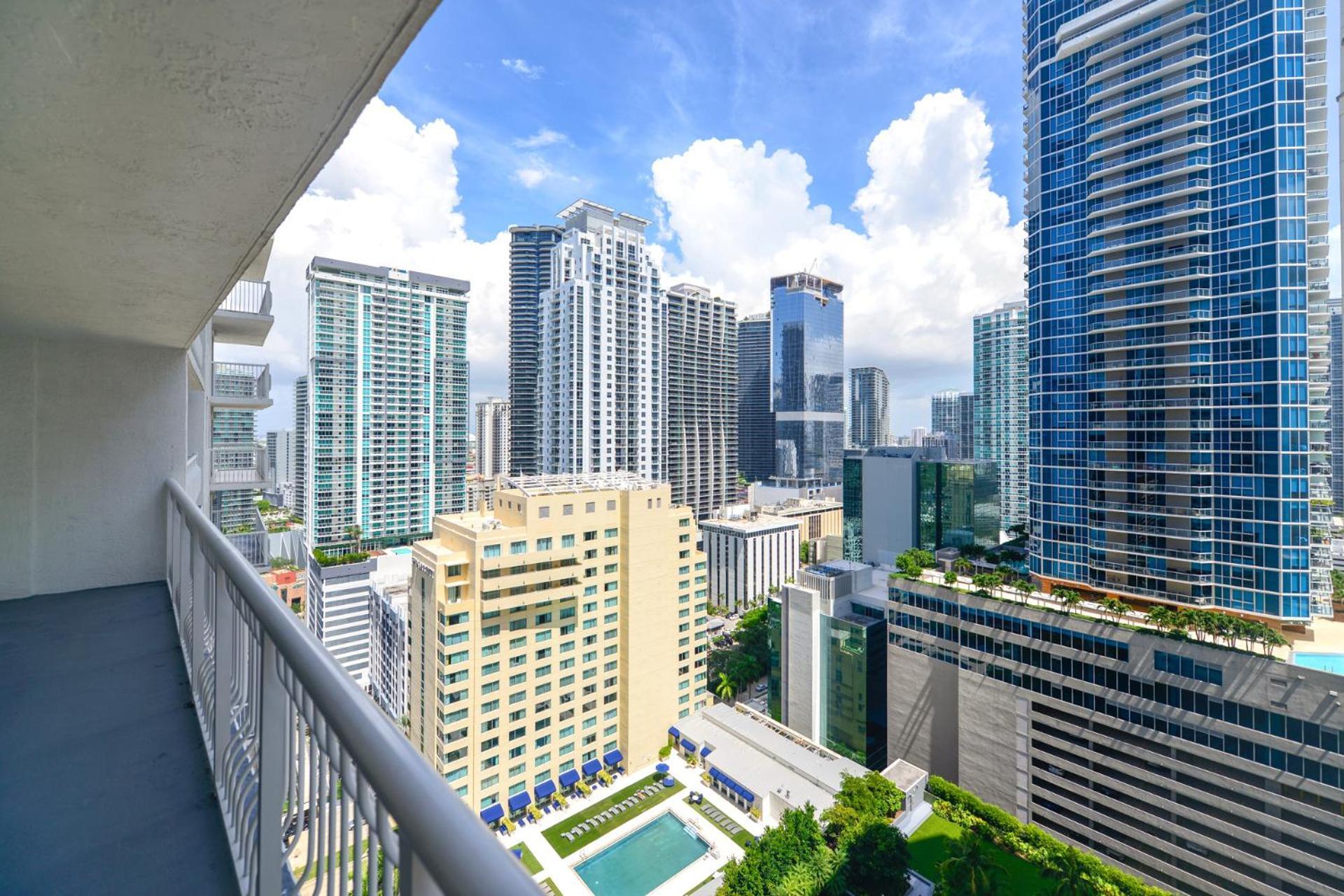 Apartment On Top! On 31st Floor W Cozy Amenities *