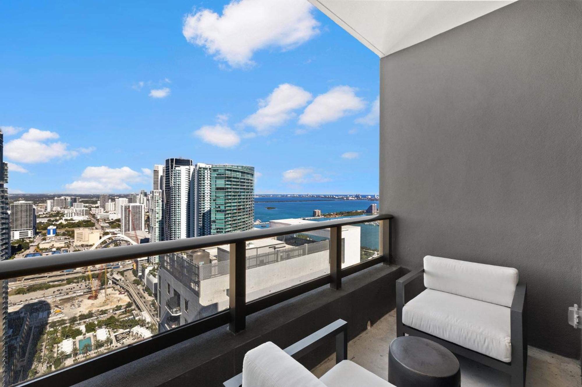 48flr W Free Parking *