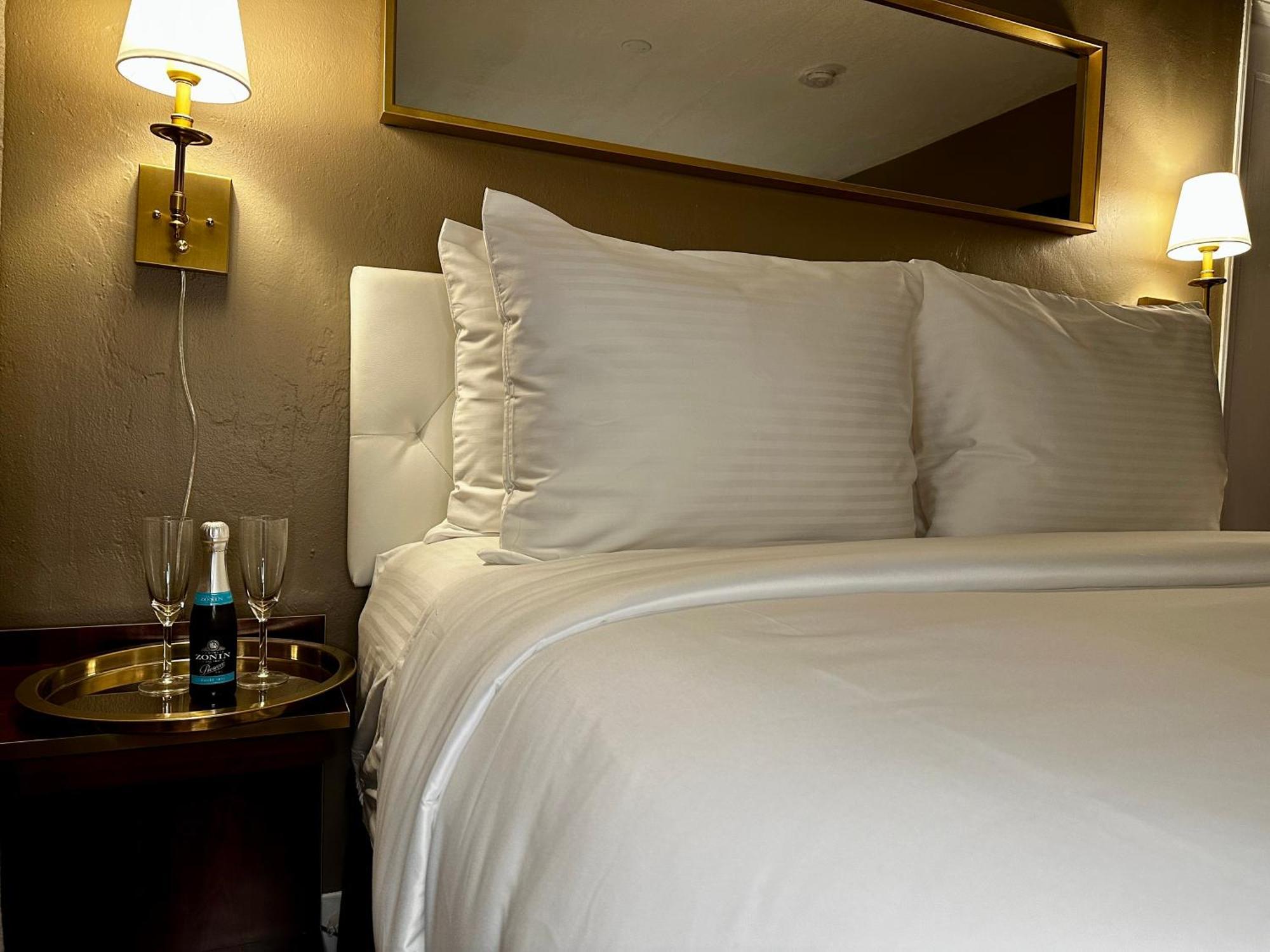 Superior Queen Room-non Smoking * Miami