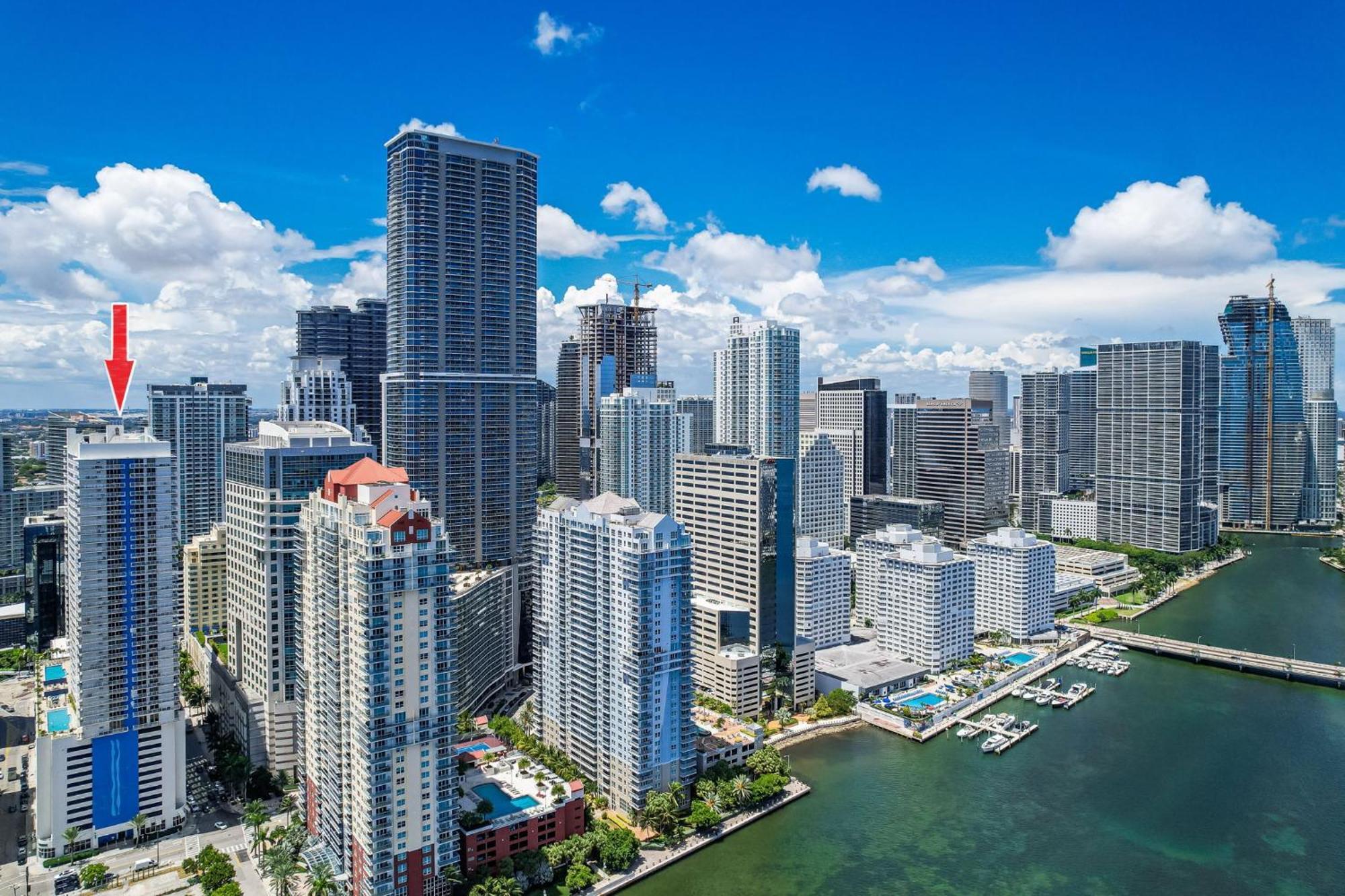 Apartment Views, 2 Balconies, 2 Bedrooms, Pool, Gym, Parking *