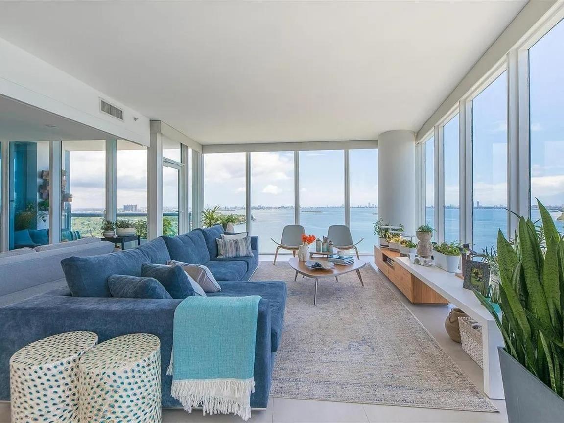 Apartment Spacious Corner With Stunning Bay Views *