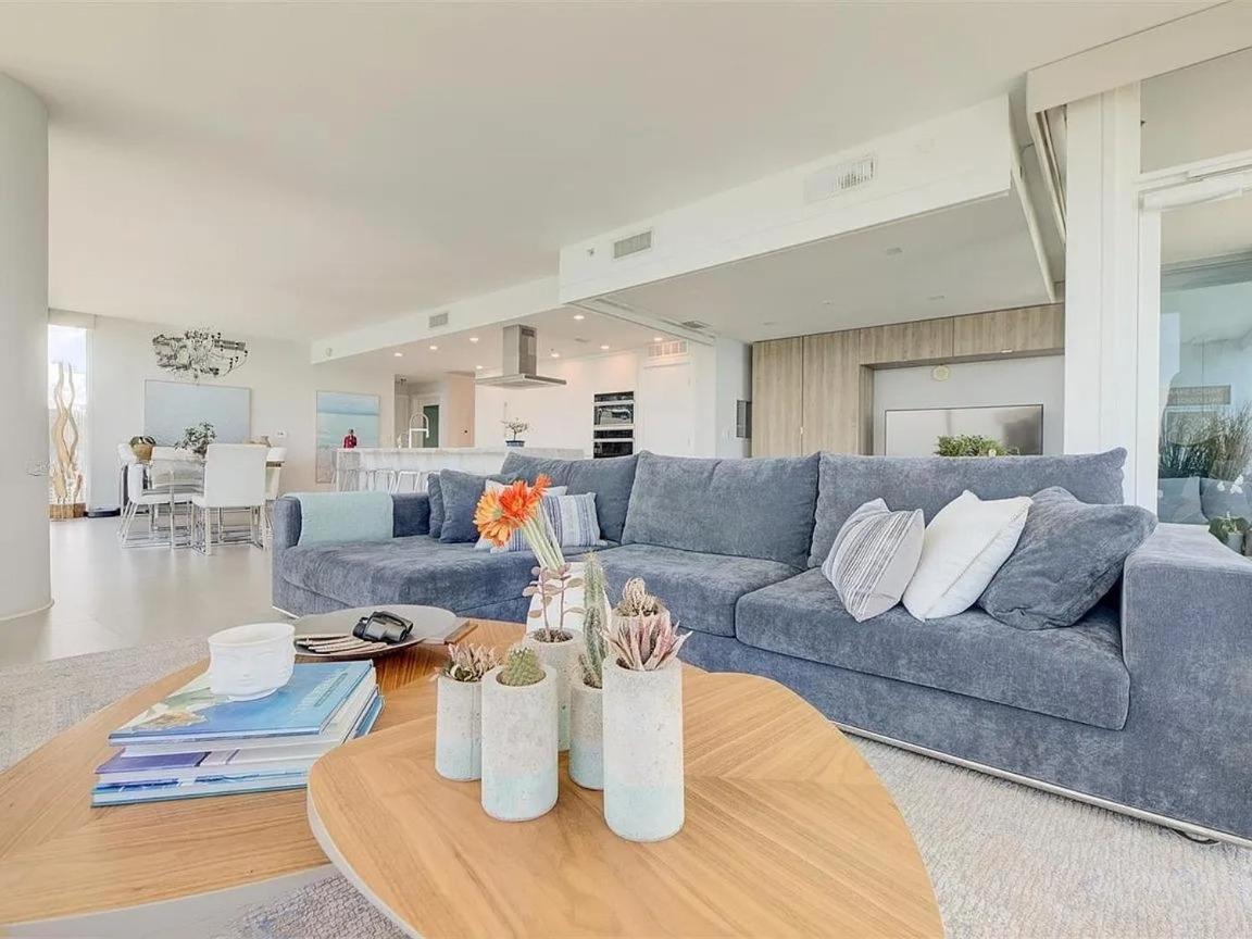 Spacious Corner With Stunning Bay Views *