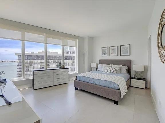 Spacious Corner With Stunning Bay Views Apartment