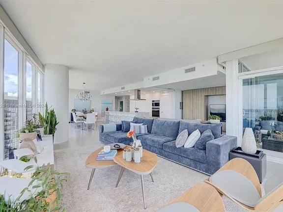 Apartment Spacious Corner With Stunning Bay Views