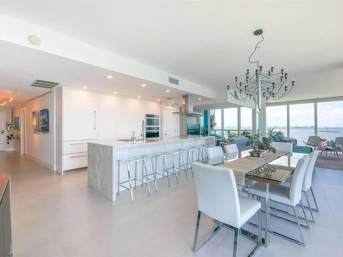 Spacious Corner With Stunning Bay Views Apartment *