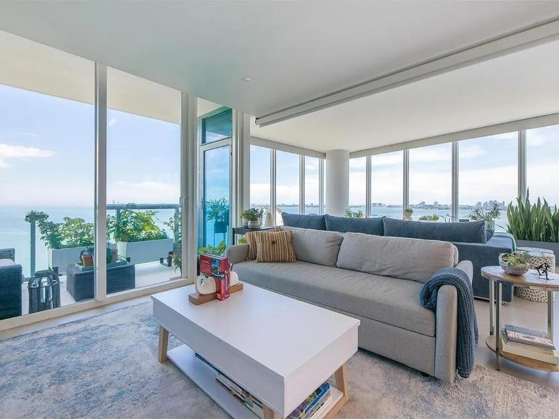 Apartment Spacious Corner With Stunning Bay Views *