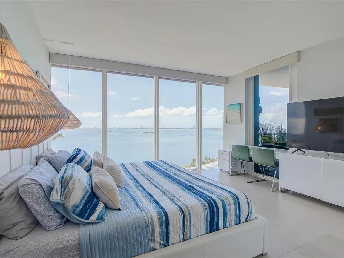 Spacious Corner With Stunning Bay Views *