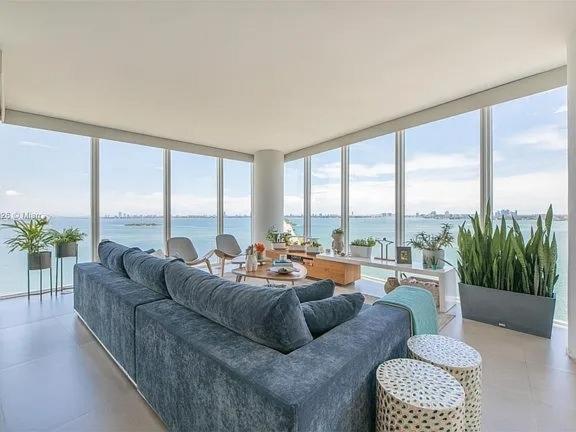 Apartment Spacious Corner With Stunning Bay Views