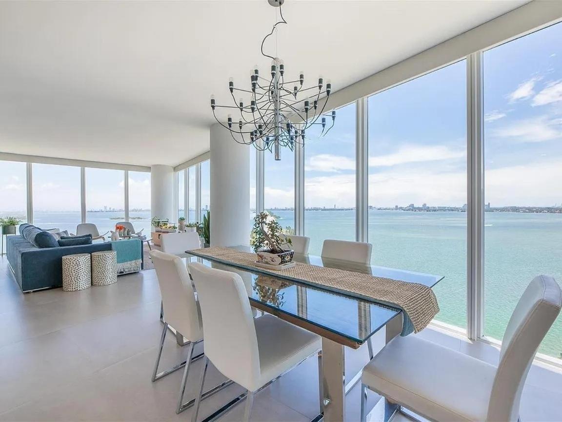 Spacious Corner With Stunning Bay Views Apartment *