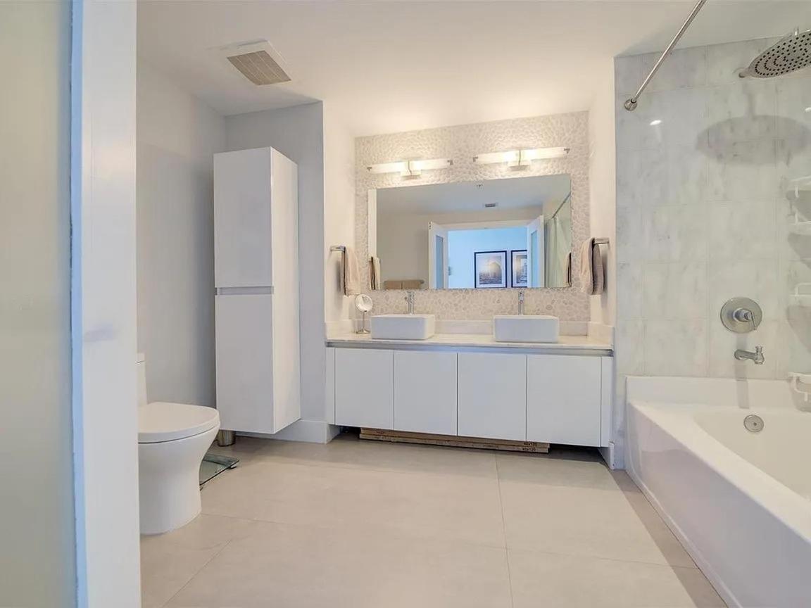 Spacious Corner With Stunning Bay Views Apartment