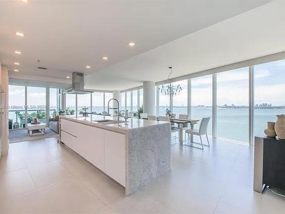 Spacious Corner With Stunning Bay Views Apartment *