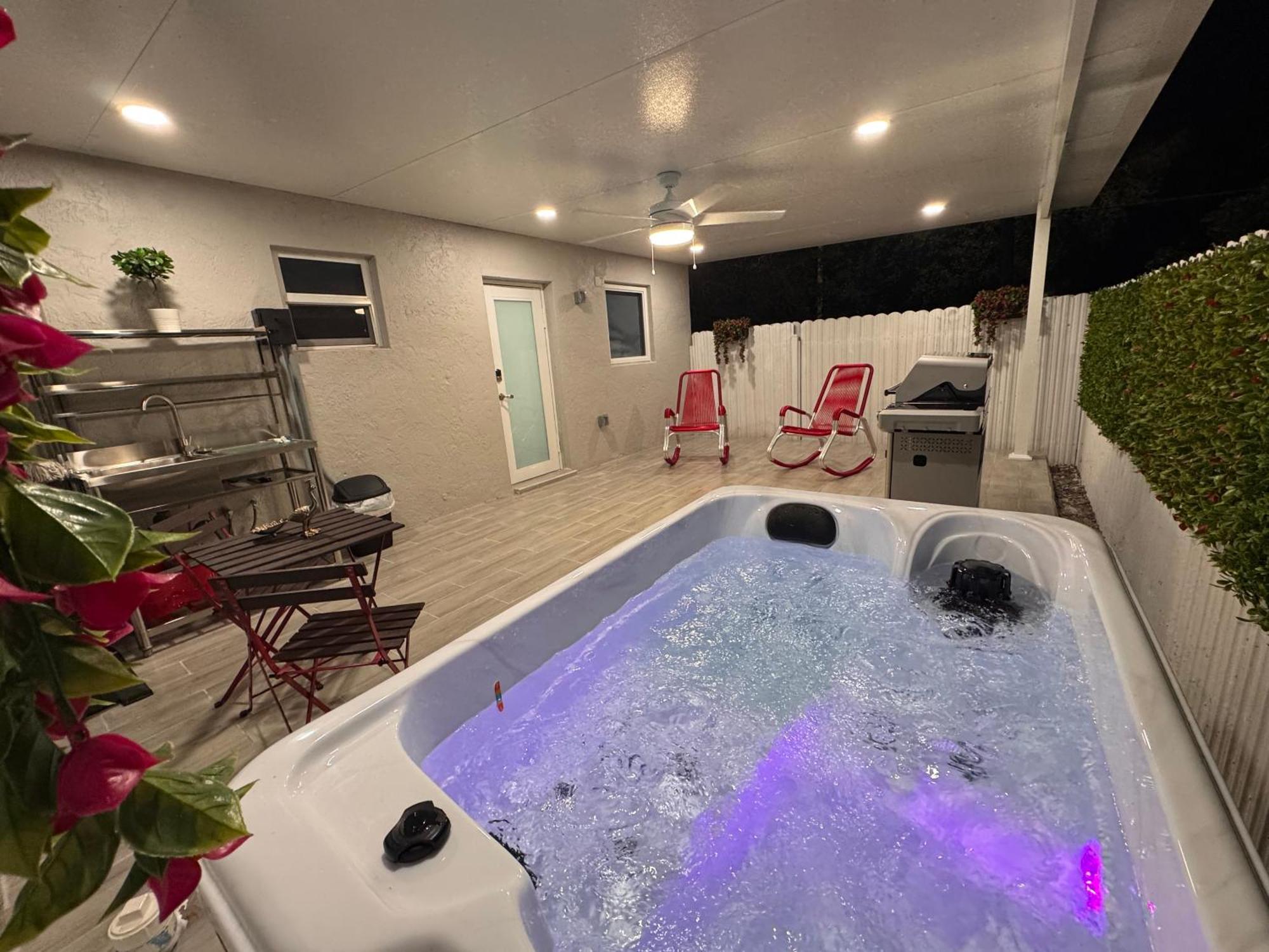 Stylish With Jacuzzi Apartment