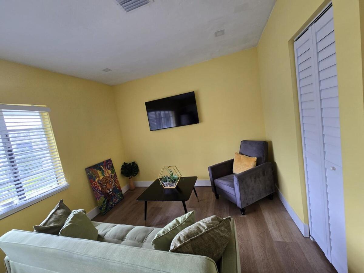 Vibrant Cuban-style Cozy For 6 Guests! Apartment Miami