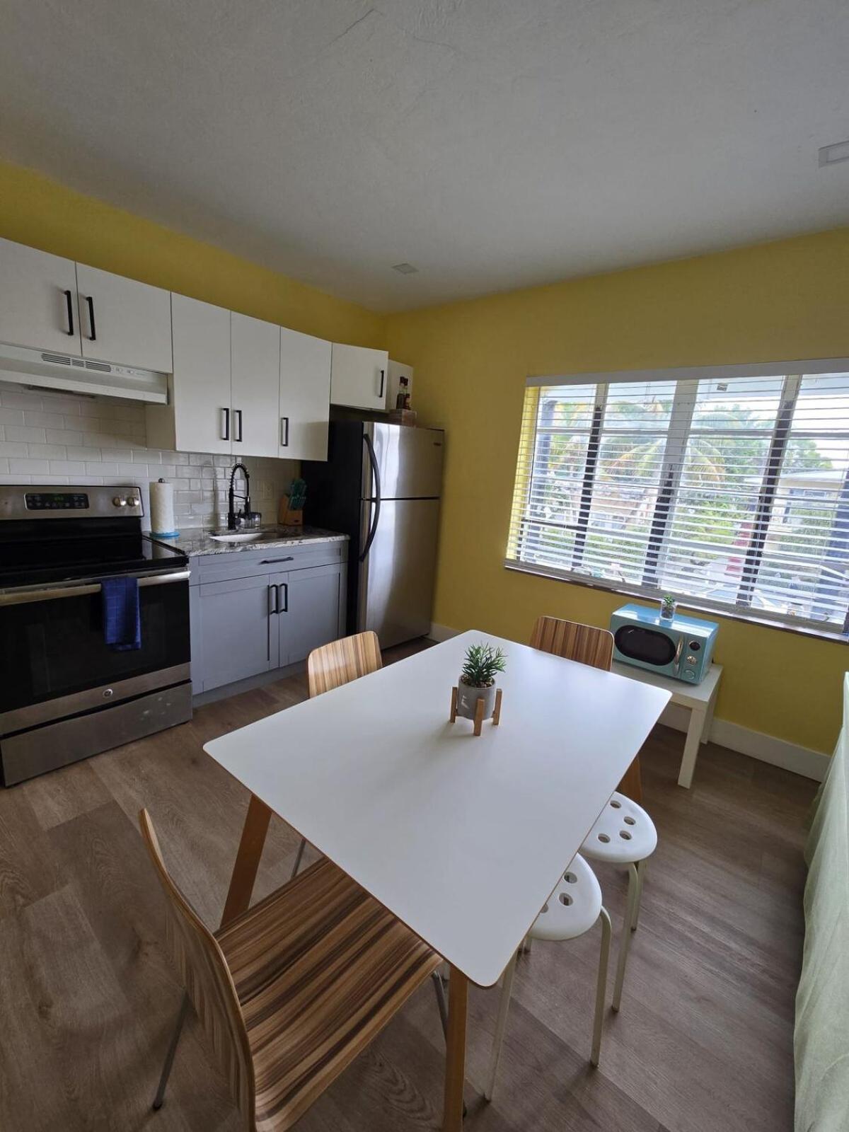 Vibrant Cuban-style Cozy For 6 Guests! Apartment Miami