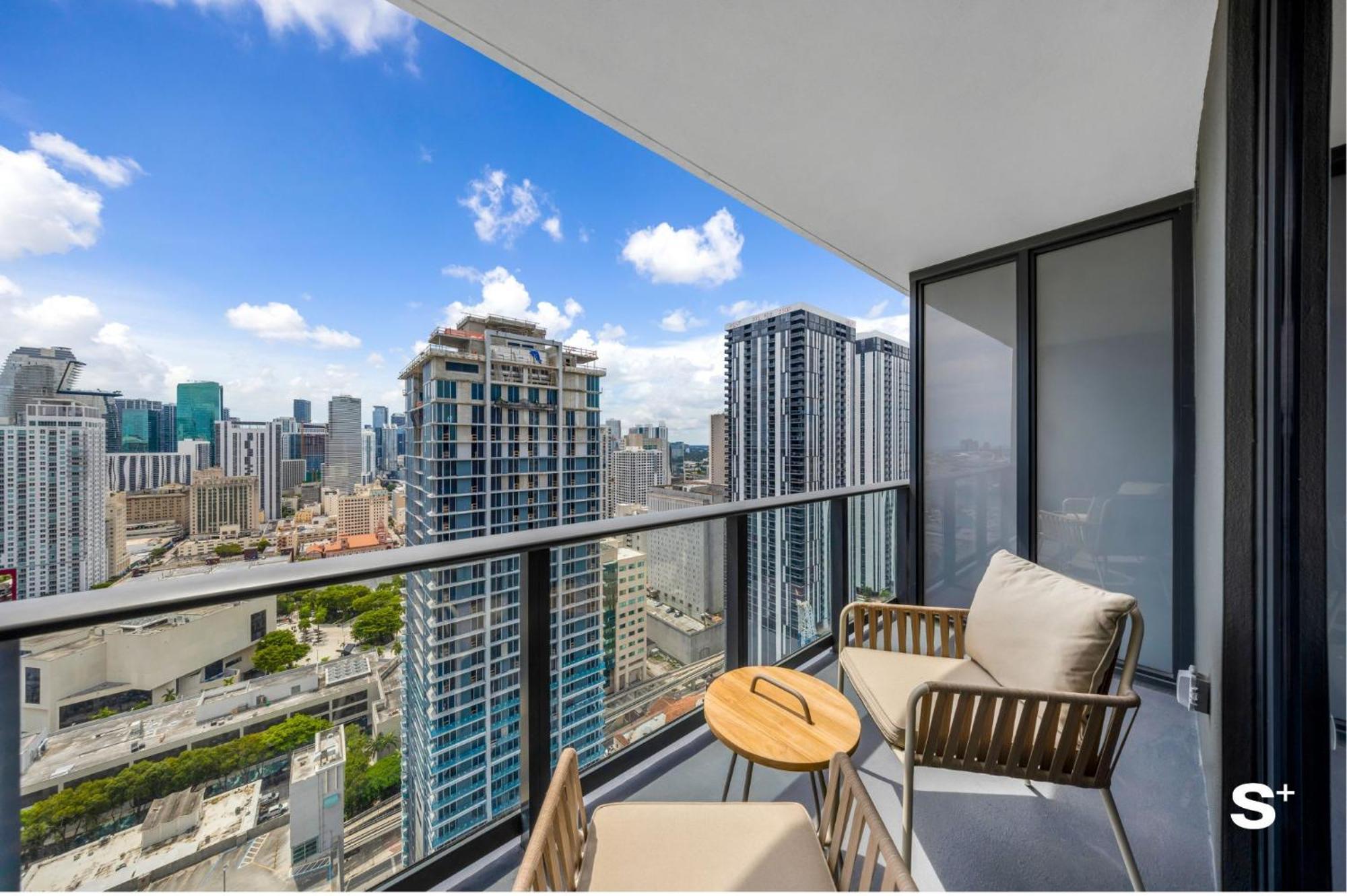 Apartment Skyline Chic Downtown Getaway *