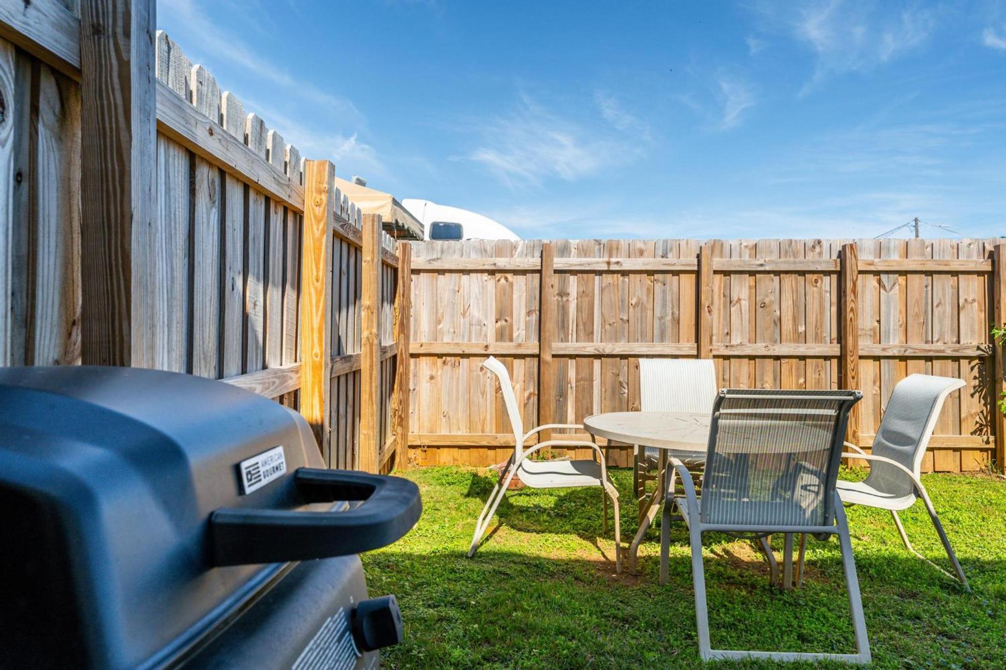 Apartment Value And Convenience In The Heart Of Near Downtown And The Beaches *