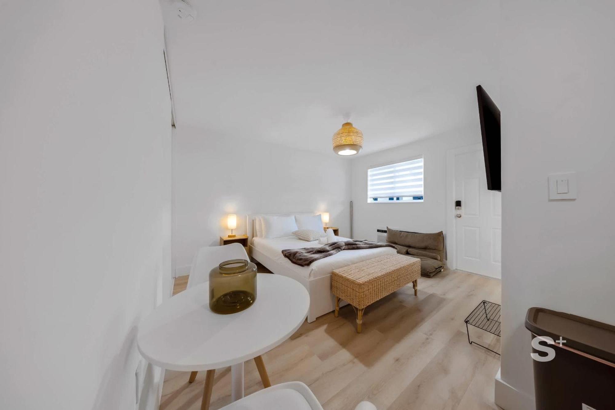 Chic With A Modern Touch Living Apartment *