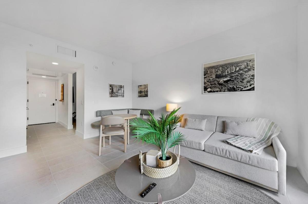 Upscale 1br In Dtw With Views