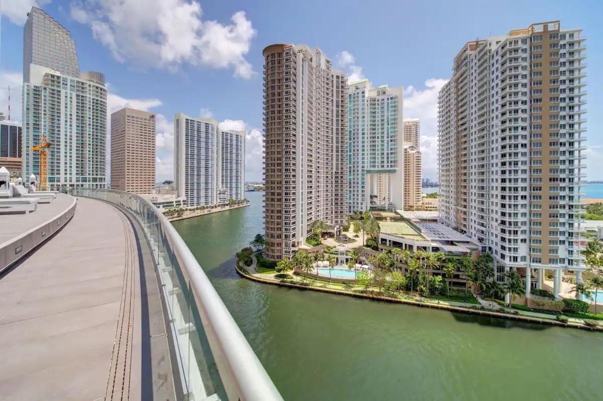 37th Floor Luxurious Unit With Bay & Pool View Free *