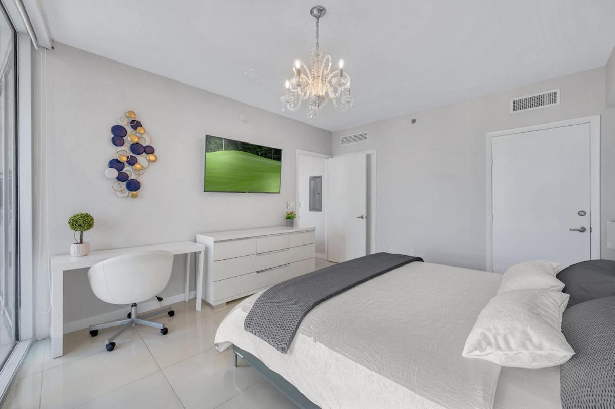 37th Floor Luxurious Unit With Bay & Pool View Free Apartment