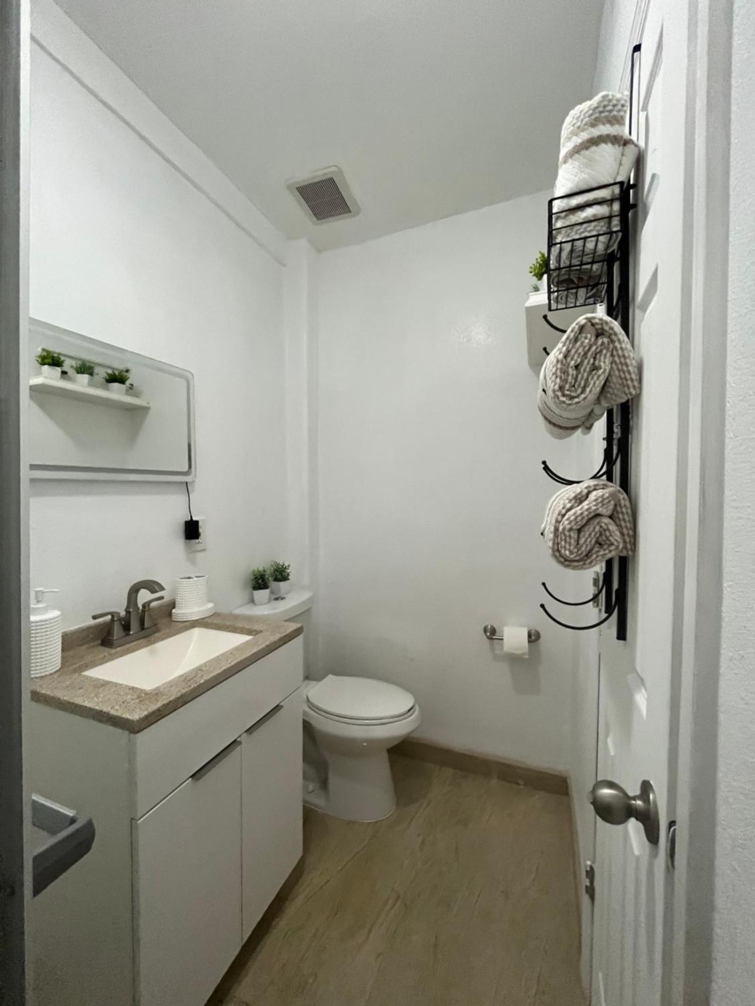 Guest W Free Parking At 7 Min To International Airport Homestay