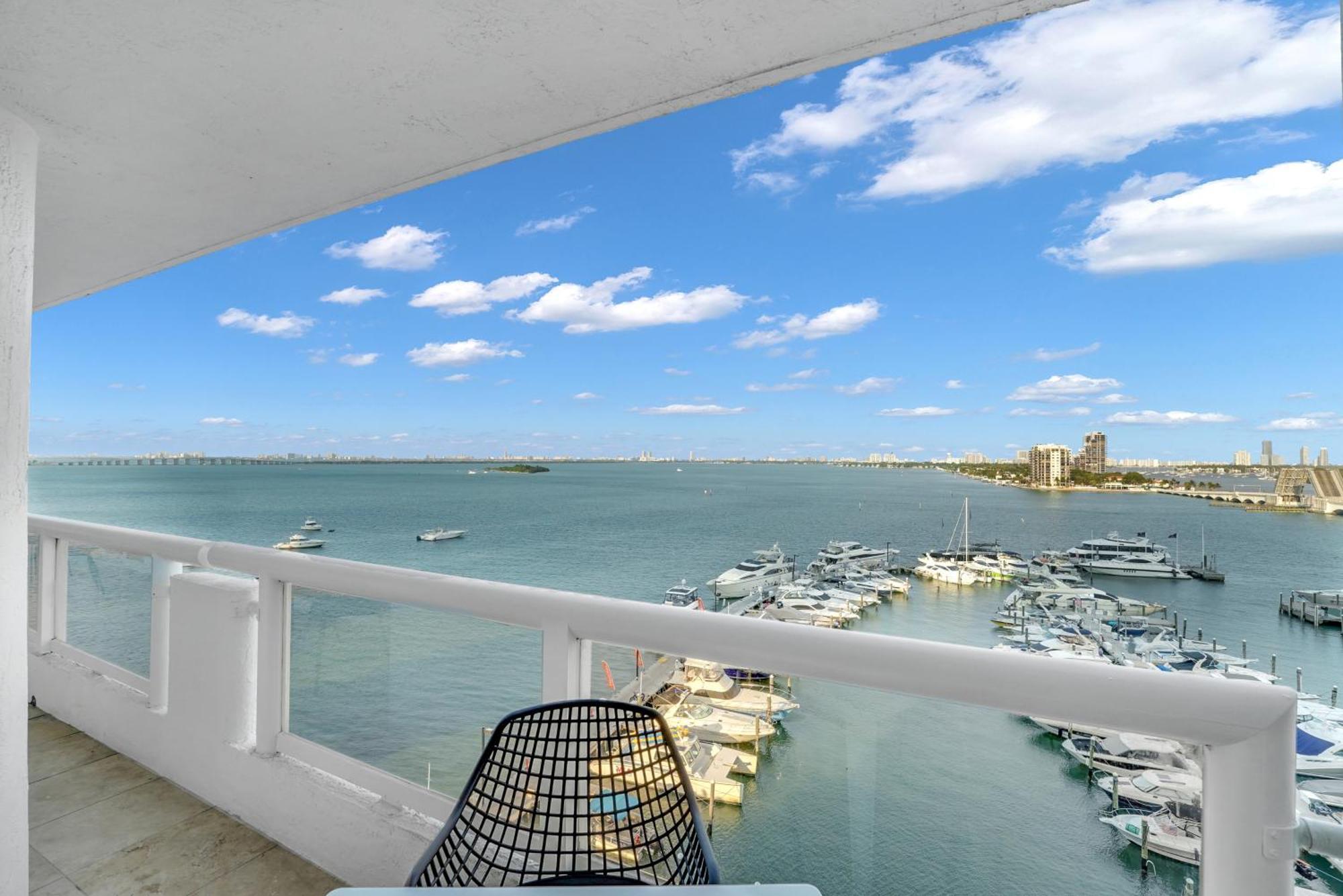 Apartment Permanent Vacation! Direct Water Views!