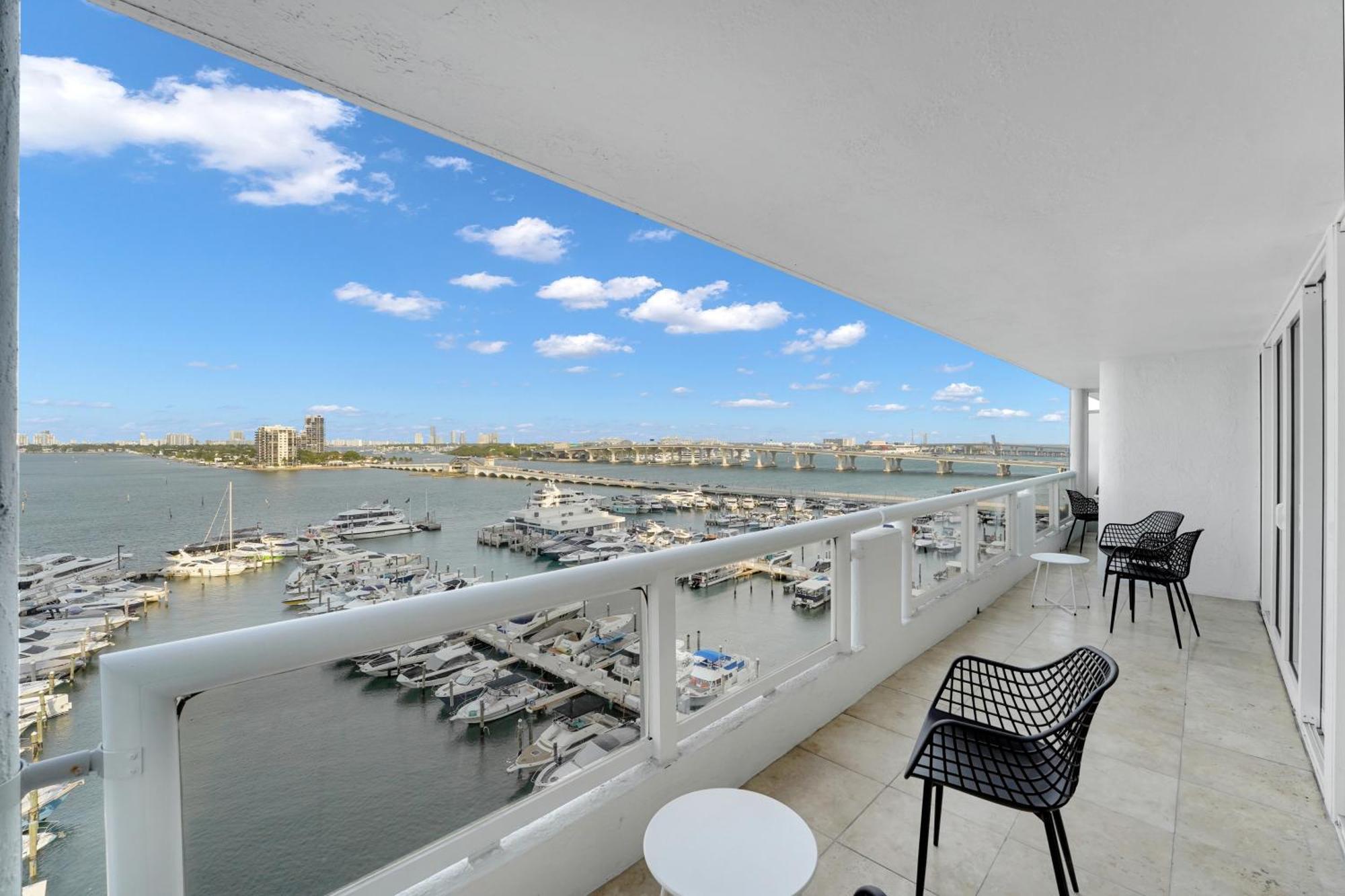 Apartment Permanent Vacation! Direct Water Views! Miami
