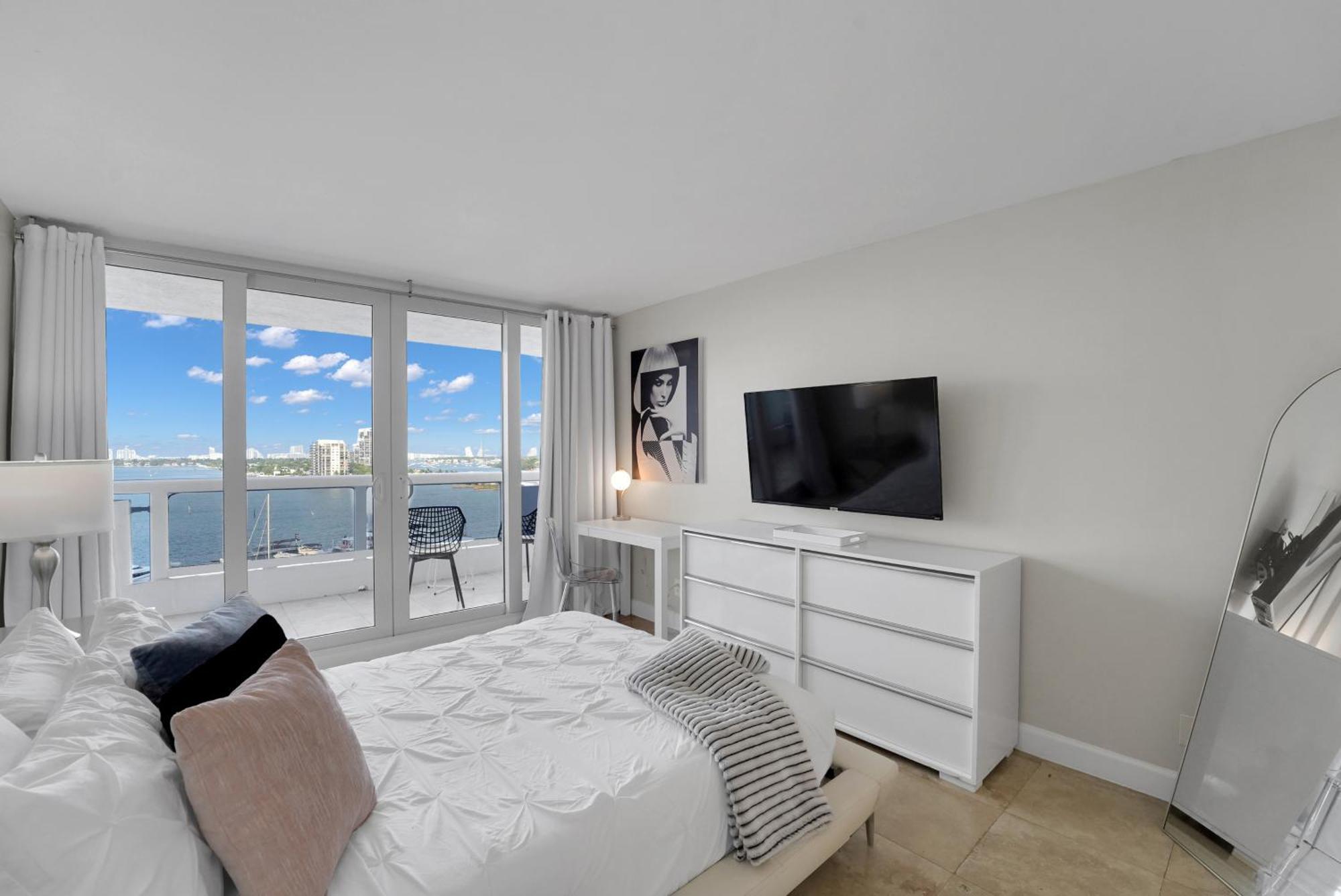 Apartment Permanent Vacation! Direct Water Views! *