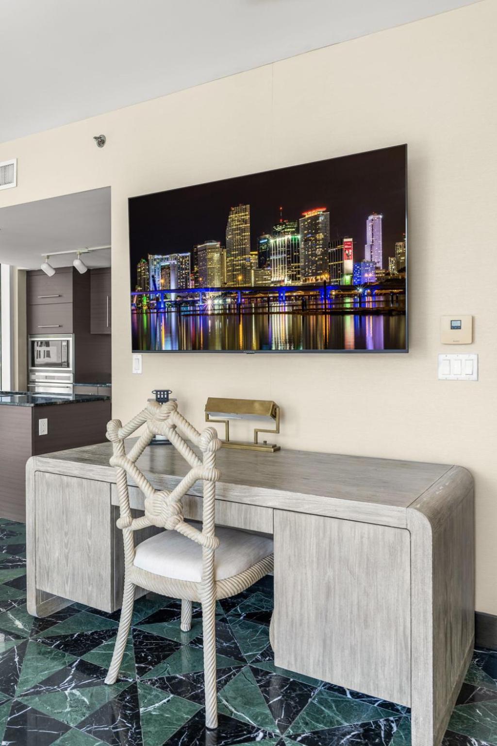 Stunning At Icon With Bay Views-pool-gym-spa Apartment Miami