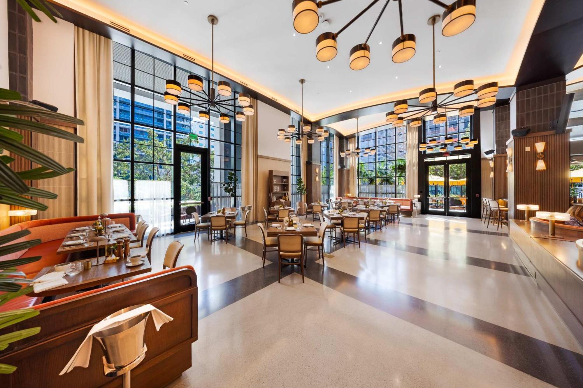 Apartment Skyline Chic Downtown Getaway