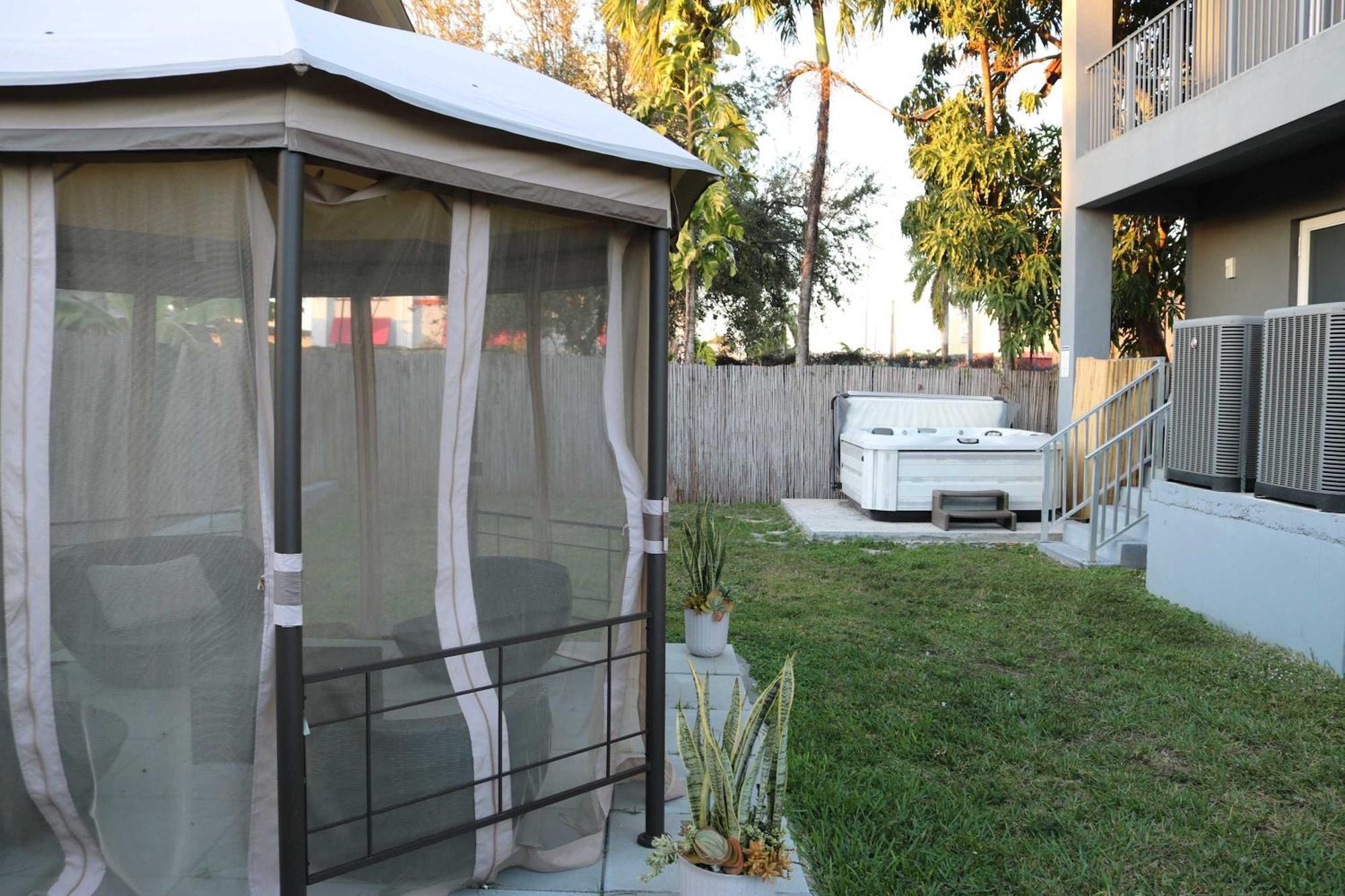 Sleek & Modern Townhome Shared Backyard Oasis * Miami