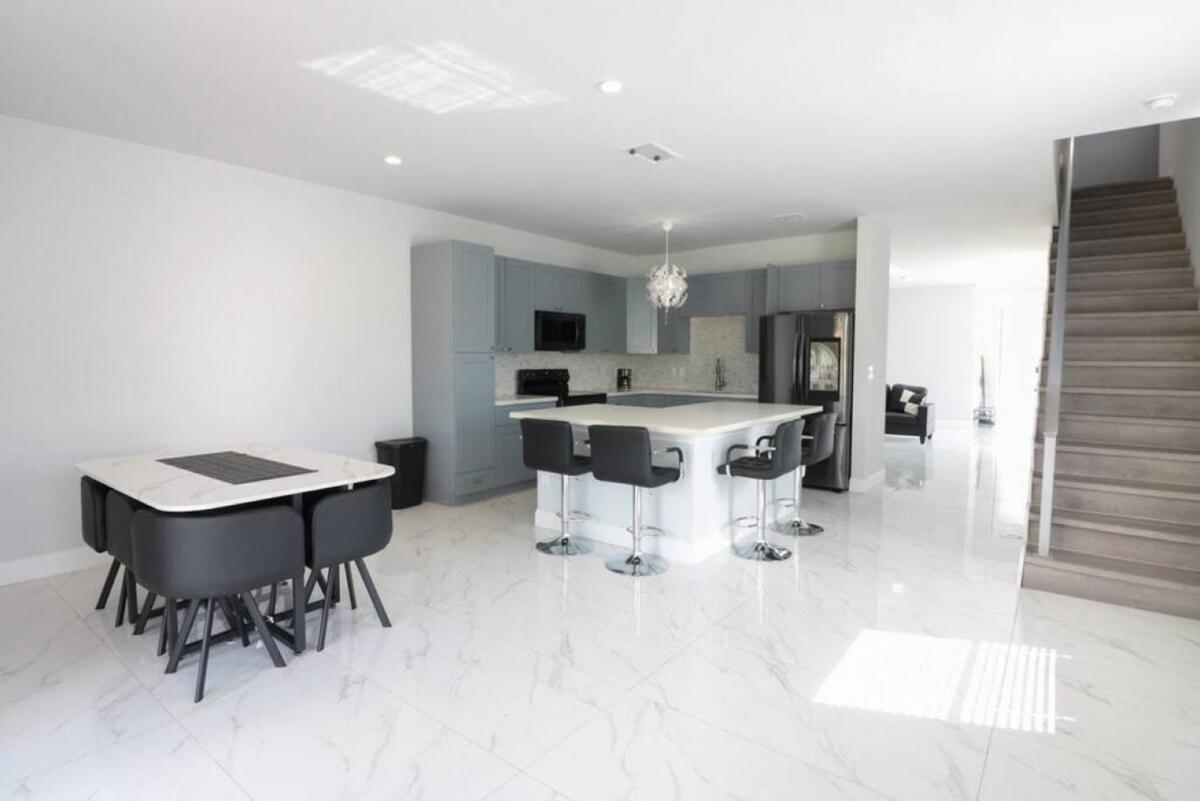 Holiday home Sleek & Modern Townhome Shared Backyard Oasis *