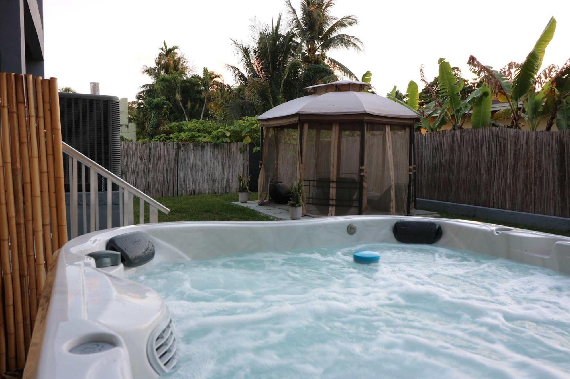 Sleek & Modern Townhome Shared Backyard Oasis Miami