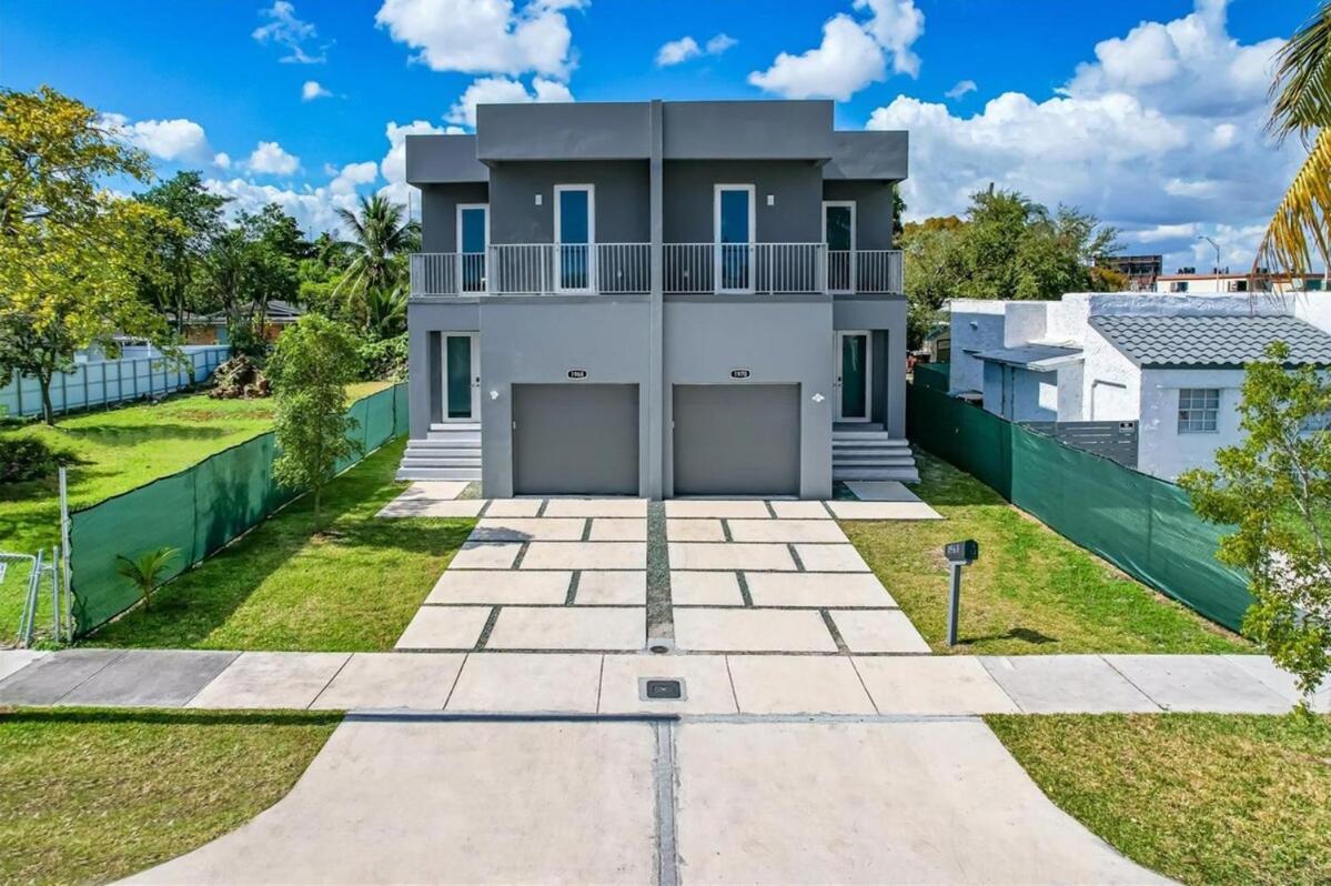 Sleek & Modern Townhome Shared Backyard Oasis * Miami