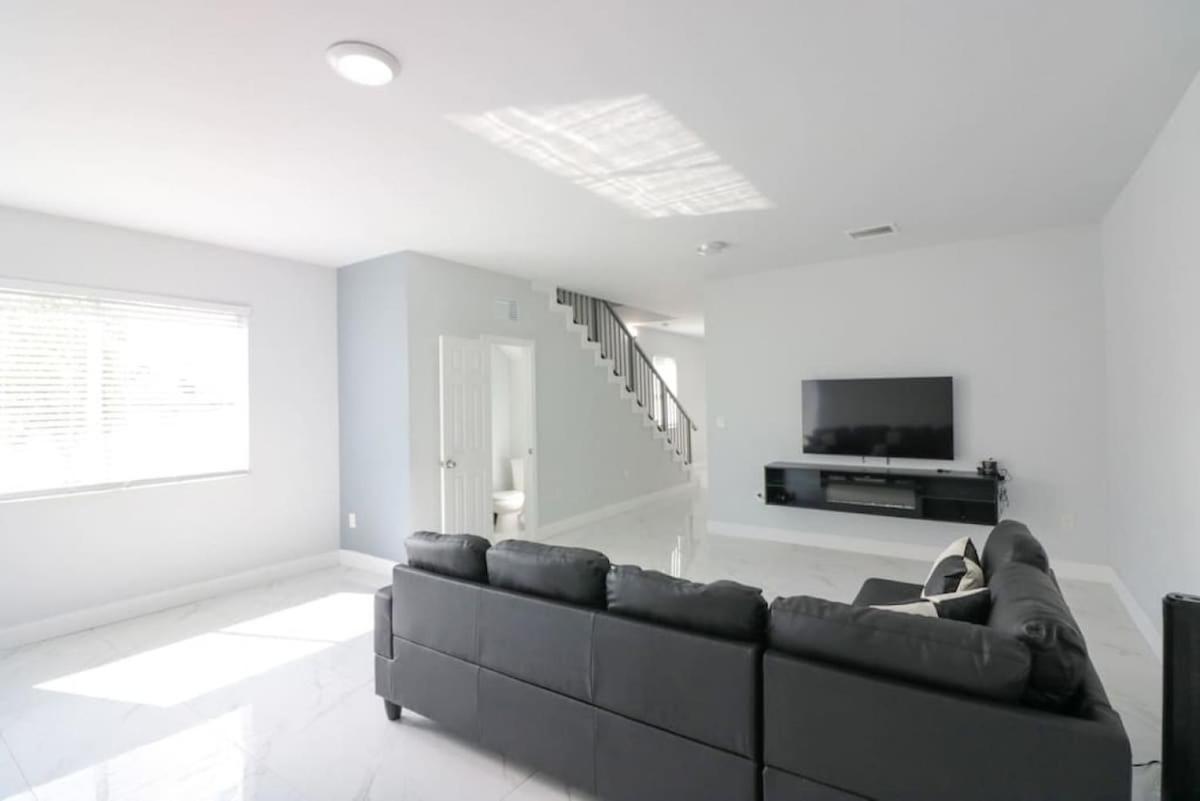 Sleek & Modern Townhome Shared Backyard Oasis *