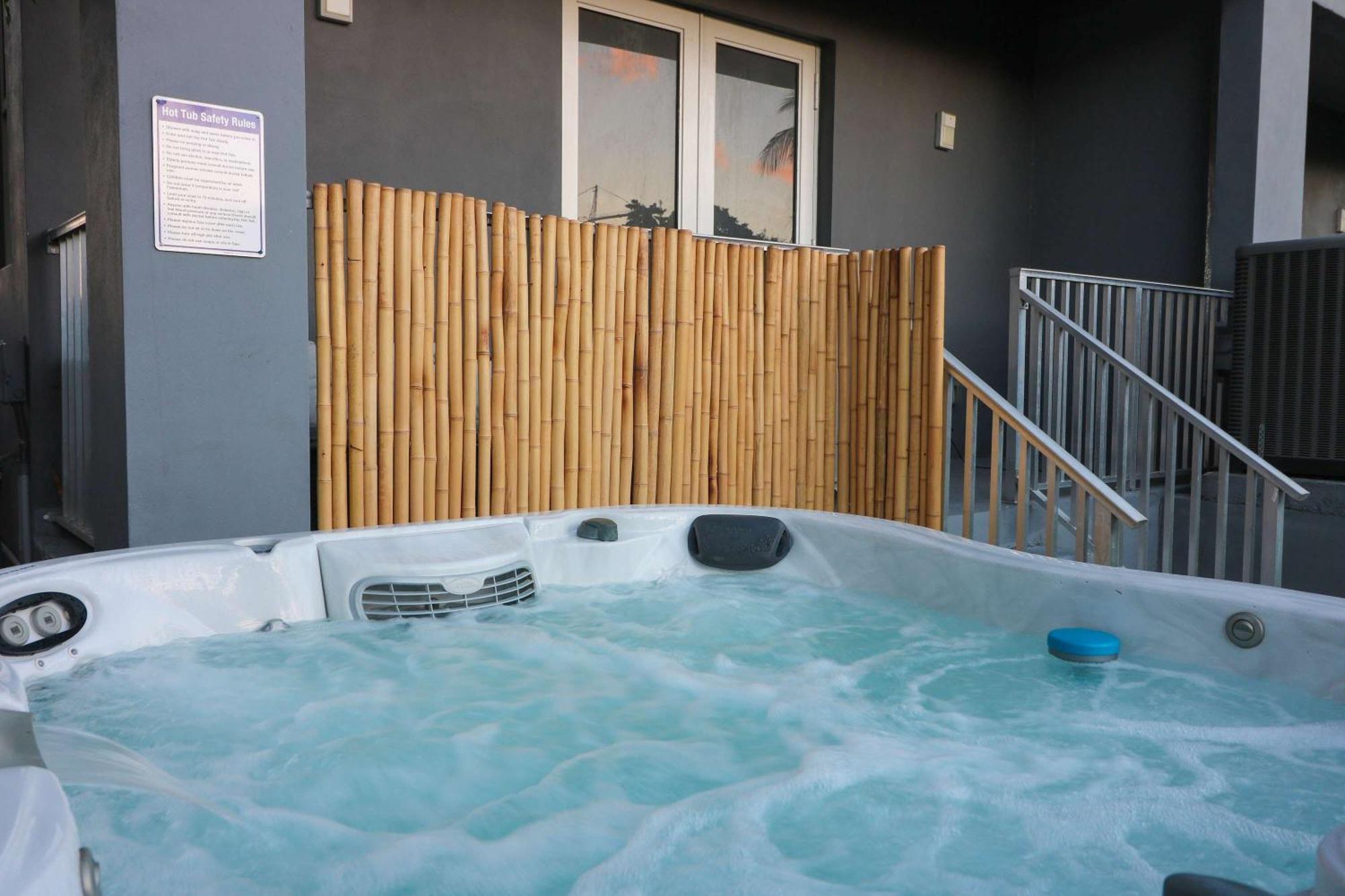 Sleek & Modern Townhome Shared Backyard Oasis Holiday home *