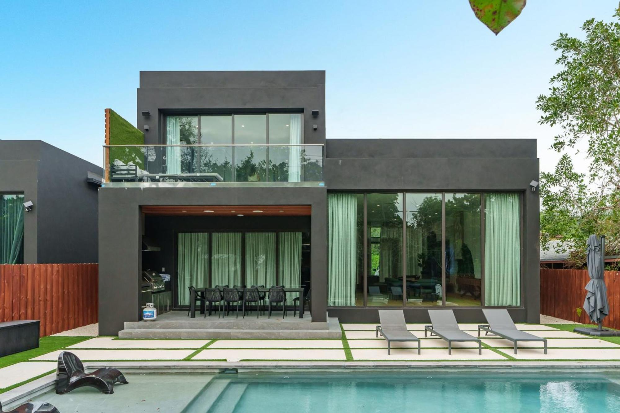 Modern Build Heated Pool Huge Open Concept Holiday home Miami