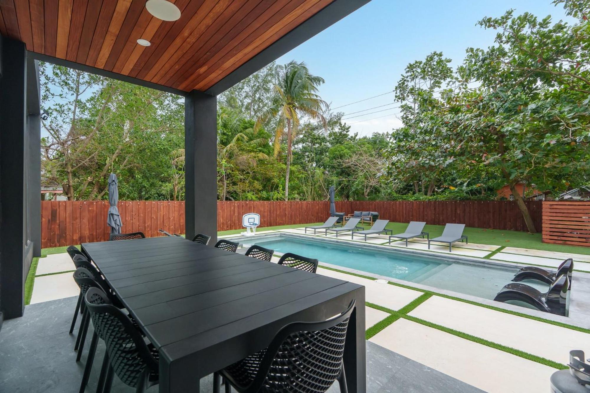 Holiday home Modern Build Heated Pool Huge Open Concept *