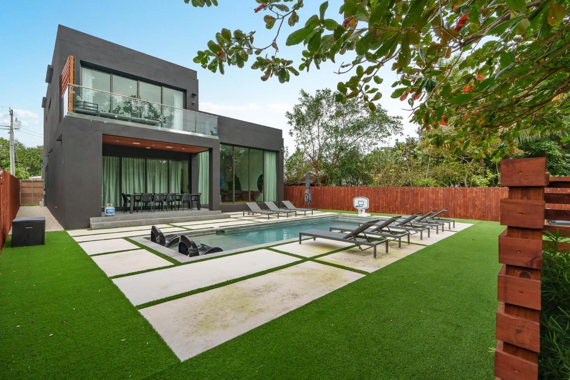 Holiday home Modern Build Heated Pool Huge Open Concept