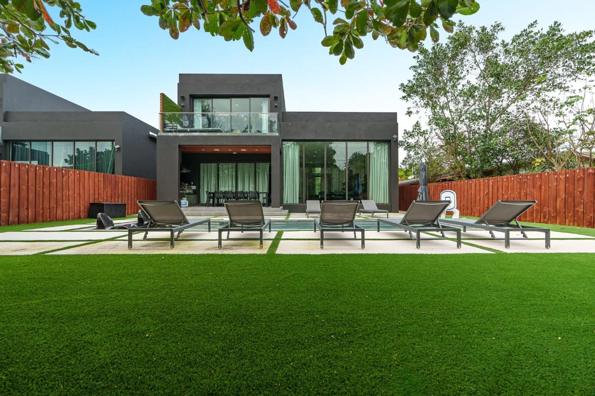 Modern Build Heated Pool Huge Open Concept Holiday home Miami