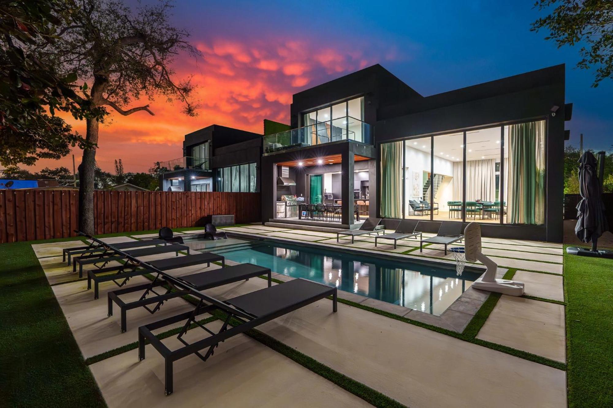 Modern Build Heated Pool Huge Open Concept Holiday home *