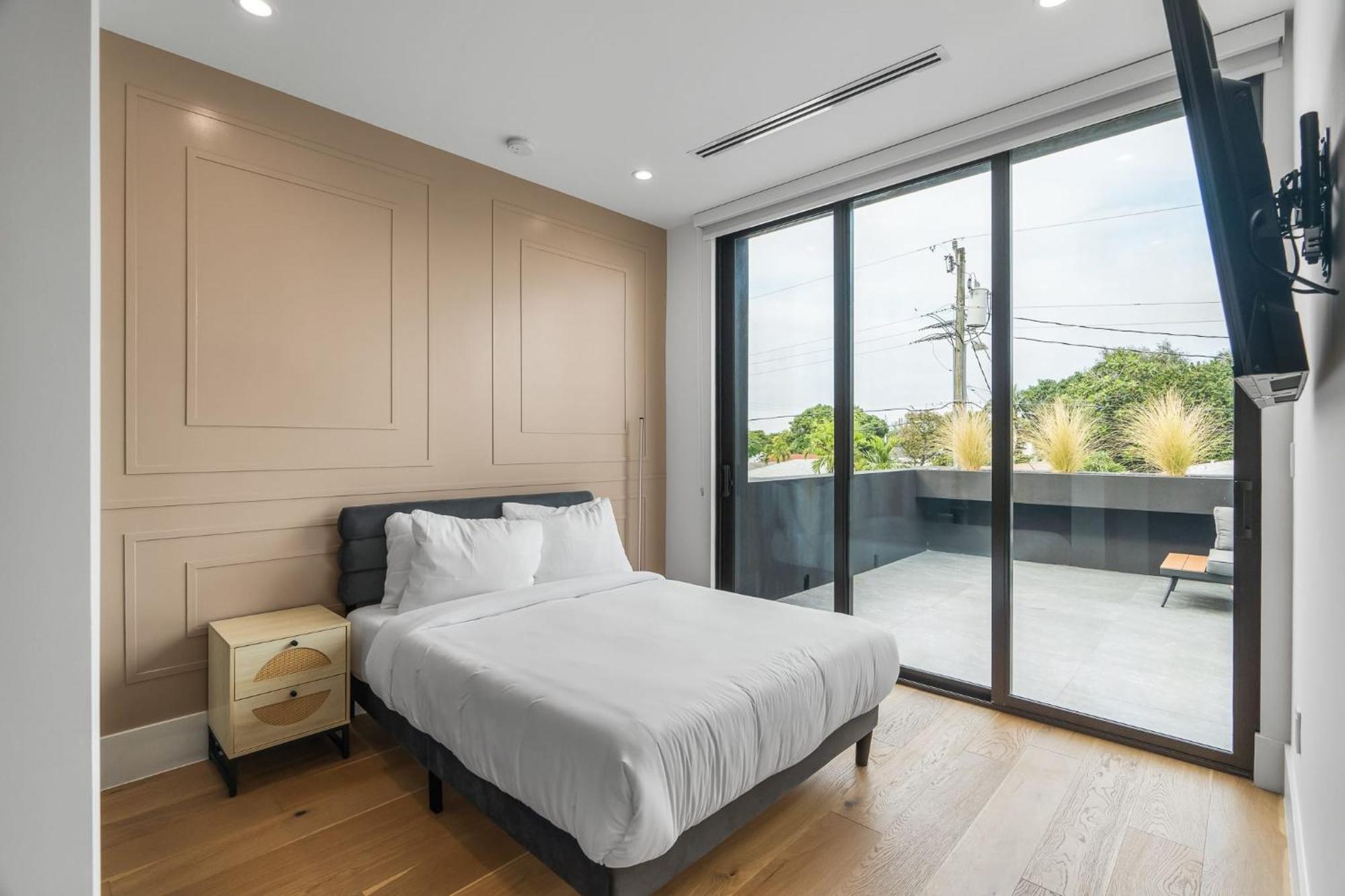 Holiday home Modern Build Heated Pool Huge Open Concept Miami