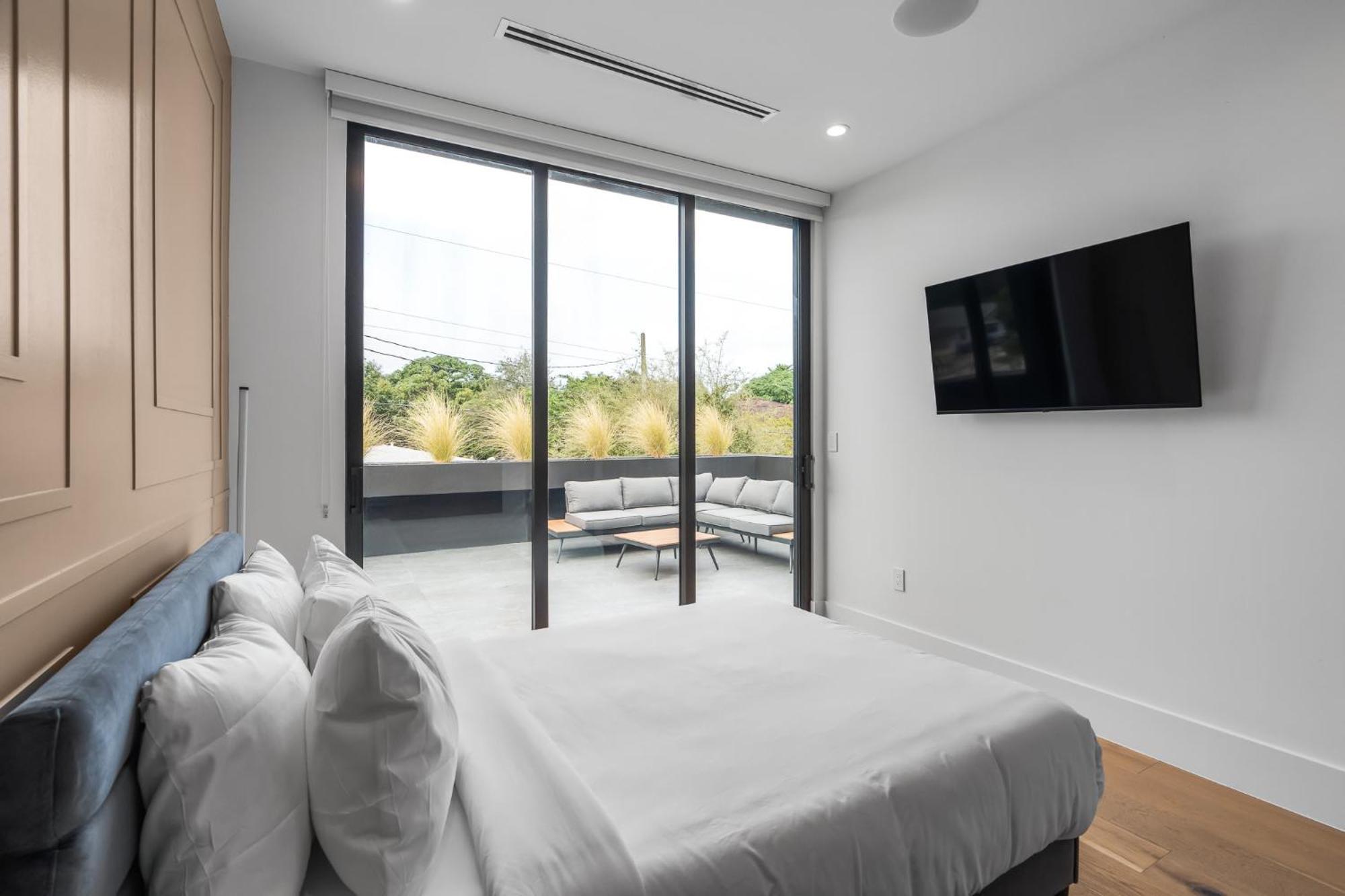 Holiday home Modern Build Heated Pool Huge Open Concept Miami
