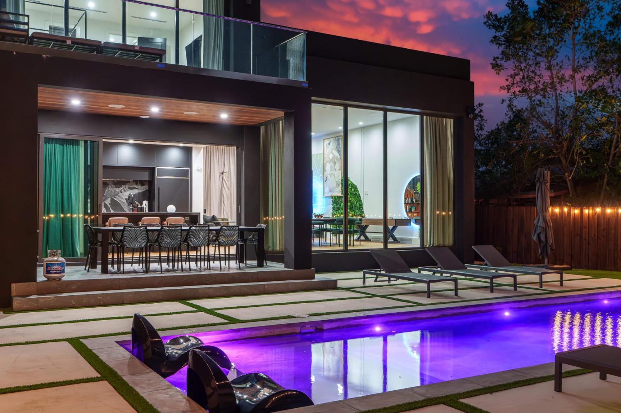 Holiday home Modern Build Heated Pool Huge Open Concept *